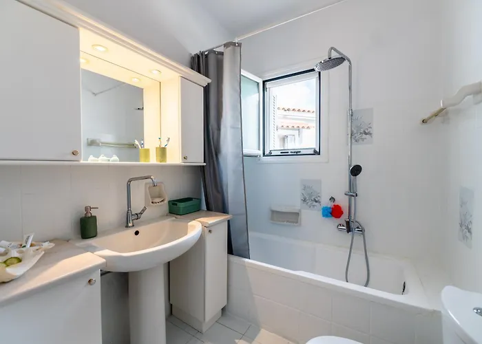 3bdr Sunny Apartment, Corfu Town Alepou